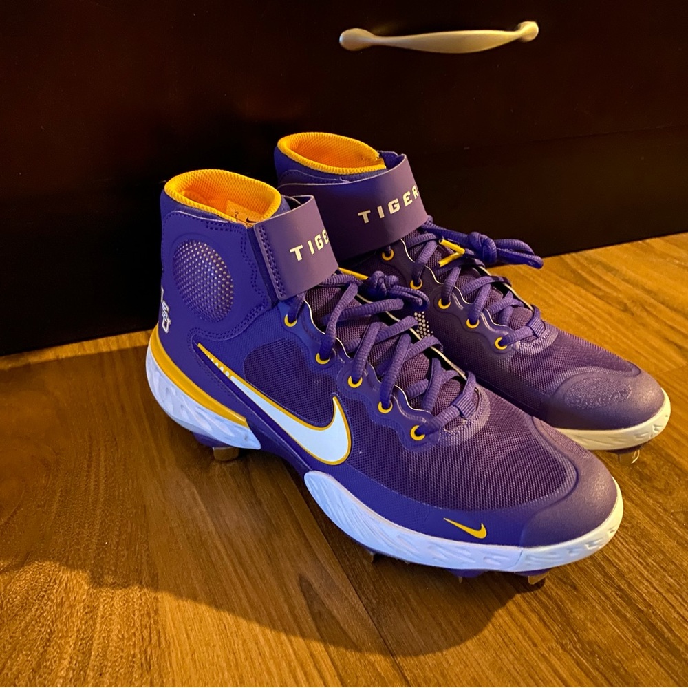 BRAND NEW Nike baseball cleats